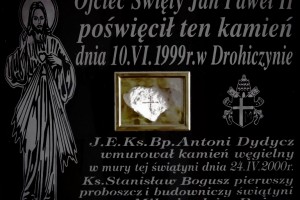 Tablica na Krzyżu misyjnym upamiętniająca pierwsze misje święte w parafii